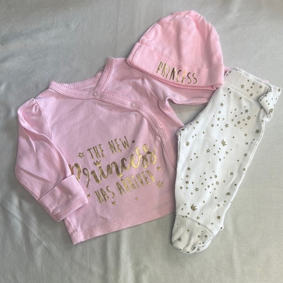 Gerber - Soft Pink Newborn "Princess" top, pants, and hat set w/ gold design - Picture 1 of 6
